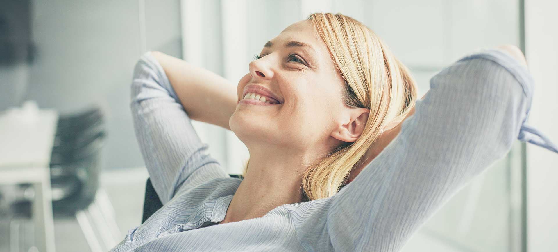 RELAXED WOMAN IN HYPNOTHERAPY SESSION